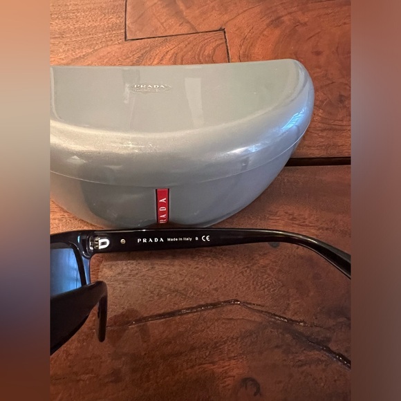 Prada Classic sunglasses with a contemporary rectangular design, mint condition. - Picture 5 of 9